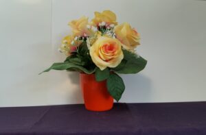 rose jaune dans un vase
