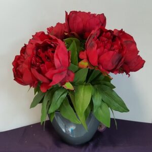 rose rouge dans un vase